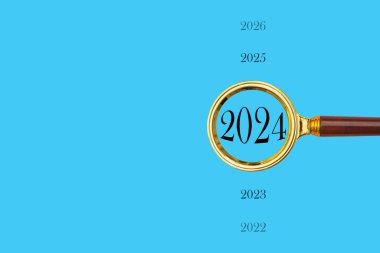 2024 konsept görüntüsü. 2022, 2023, 2024, 2025 ve 2026 yılları, 2024 yılı, bir büyüteç merceğiyle genişletilmiştir. Uzayı kopyala 2024 konsept resmi. Yıl 2022, 2023, 2024, 2025 ve 2026 