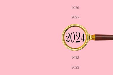 2024 konsept görüntüsü. 2022, 2023, 2024, 2025 ve 2026 yılları, 2024 yılı, bir büyüteç merceğiyle genişletilmiştir. Uzayı kopyala 2024 konsept resmi. Yıl 2022, 2023, 2024, 2025 ve 2026 