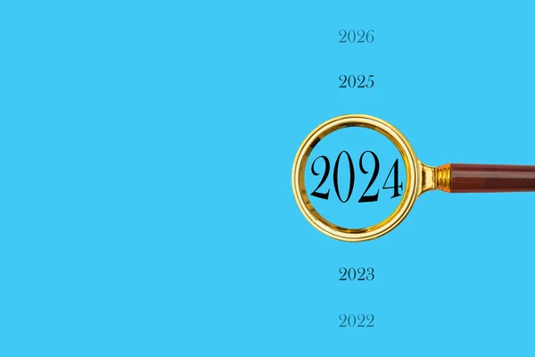 2024 konsept görüntüsü. 2022, 2023, 2024, 2025 ve 2026 yılları, 2024 yılı, bir büyüteç merceğiyle genişletilmiştir. Uzayı kopyala 2024 konsept resmi. Yıl 2022, 2023, 2024, 2025 ve 2026 