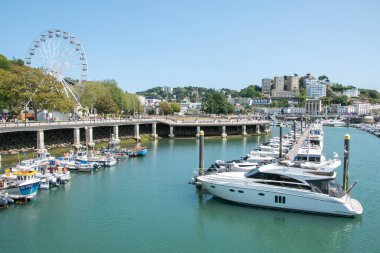 Torquay, Devon, uk. 06-05-23. Torquay, tekneli dış liman büyük tekerlek manzaralı ve Shirley Towers arkada. Bu güzel İngiliz kasabasının popüler turistik merkezi.. 