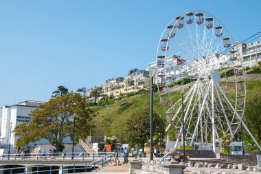 Torquay, Devon, uk. 06-05-23. Torquay, Devon büyük tekerleği ve deniz kenarında Prenses Tiyatrosu 'nu gösteriyor. Bu güzel İngiliz sahil kasabasında popüler bir turizm merkezi. İngiliz Rivierası. Torbay.
