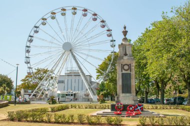 Torquay, Devon, uk. 06-05-23. Torquay, Devon Prenses Bahçeleri 'ne savaş anıtı büyük tekerlek ve deniz kenarındaki Prenses Tiyatrosu' nu gösteriyor. Bu güzel İngiliz kasabasının popüler turistik merkezi.