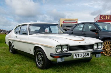 Exmouth, Devon, İngiltere. 08-13-23. Ford Capri Mk1 beyazlar içinde klasik bir araba şovunda. Bu nadir bulunan klasik arzu edilen arabanın dört far versiyonu. Ön ızgaraya odaklan..