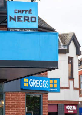 Exmouth, Devon, İngiltere. 08-12-23. Cafe Nero, Greggs ve Costa kahve tabelaları ana caddede. Cafe Nero tabelasına odaklan. Kopya alanı olan sıcak içecek ve kafe resmi.