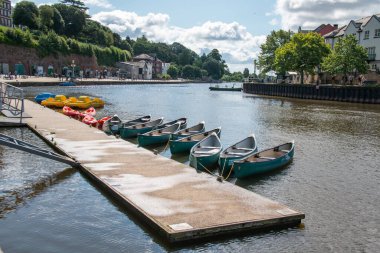 Exeter, Devon, İngiltere. 08-06-23. Exeter Rıhtımı. Exeter Devon 'daki rıhtım manzarası ön planda demirli küçük tekneler. İlk üç tekneye odaklan. Turizm ve iş imajı.
