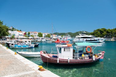 Skiathos, Yunanistan. 07-06-23. Skiathos balıkçı tekneleri ve eğlence gemileri kristal berrak Ege suyunda. Kopya alanı olan Yunanistan adası resmi. İlk balıkçı teknesine odaklan..