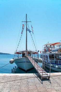 Skiathos, Yunanistan. 07-06-23. Bir Yunan adasında turistlerin binmesi için rampası uzatılmış bir turist botu. Skiathos Adası turizm ve seyahat imajı. Rampaya seçmeli odaklan.