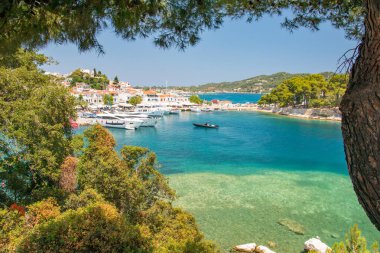 Skiathos, Yunanistan. 07-05-23. Skiathos Limanı 'ndaki tekneler kristal berrak suyla dolu. Ege Denizi 'ndeki Yunan adası resmi. 