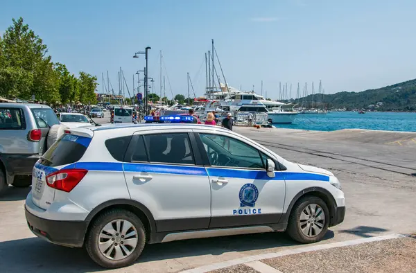 Skiathos, Yunanistan. 07-02-2023. Yunanistan 'ın Skiathos kentinde bir polis arabası yolu kapatıyor. Mavi ışıklar yanıp sönüyor. 