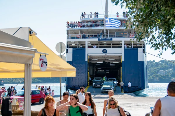 Skiathos, Yunanistan. 07-09-23. Yunanistan, Skiathos 'ta bir Sejets feribotu. Arabaların karaya çıktığı görülüyor. Süperstar Ferry. Feribotun arka tarafına odaklan..