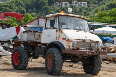 Skiathos, Yunanistan. 06-26-23. Mercedes Unimog kamyonu. Sert ve engebeli 4x4 pasla ve ağır kullanım izleriyle bembeyaz bir araç. Maço çalışma aracı. 