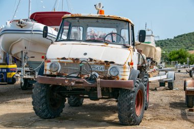 Skiathos, Yunanistan. 06-26-23. Mercedes Unimog kamyonu. Sert ve engebeli 4x4 geniş pas ve ağır kullanım izleriyle bembeyaz bir araç.. 