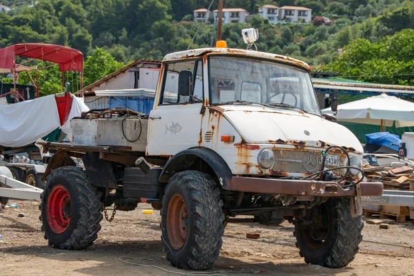 Skiathos, Yunanistan. 06-26-23. Mercedes Unimog kamyonu. Sert ve engebeli 4x4 pasla ve ağır kullanım izleriyle bembeyaz bir araç. Maço çalışma aracı. 