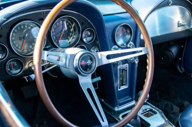 Weston Super Mare. 053023. Klasik Corvette Stingray tarzı. Direksiyonun ortasına seçici bir şekilde odaklan. Klasik 1960 spor araba.