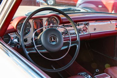 Weston Super Mare. 053023. Klasik Mercedes SL280 iç tasarımı. Direksiyonun ortasına seçici bir şekilde odaklan. Klasik 1960 spor araba.