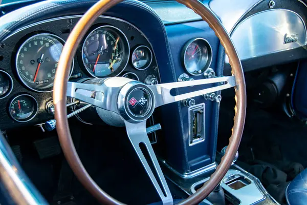 Weston Super Mare. 053023. Klasik Corvette Stingray tarzı. Direksiyonun ortasına seçici bir şekilde odaklan. Klasik 1960 spor araba.