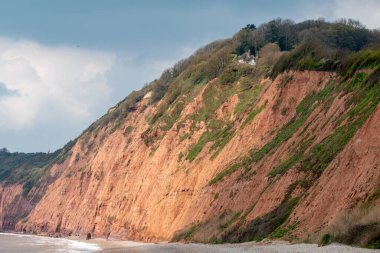 Okyanusun tepesinde, kayalıklara bakan bir ev. Deniz manzaralı harika bir ev hayal et. Çok aranan bir yerde pahalı bir mülk. Emlakçılar ve kiralık evler.. 