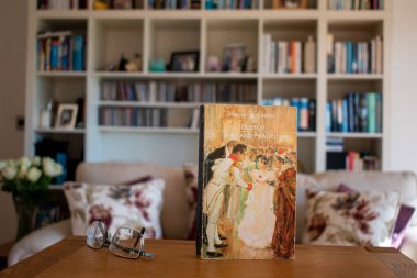 Ideford, Devon, İngiltere. 15 Nisan 2023. Savaş ve Barış, Tolstoy 'un 1. kitabı. Resim, yumuşak odaklı bir kitaplık arka planına göre ayarlanmış. Ön kapağa seçici odaklanma.