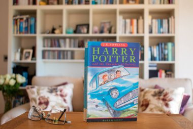 Ideford, Devon, İngiltere. 15 Nisan 2023. Harry Potter ve Sırlar Odası, yazan J. K. Rowling. Resim, yumuşak odaklı bir kitaplık arka planına göre ayarlanmış. Ön kapağa seçici odaklanma.