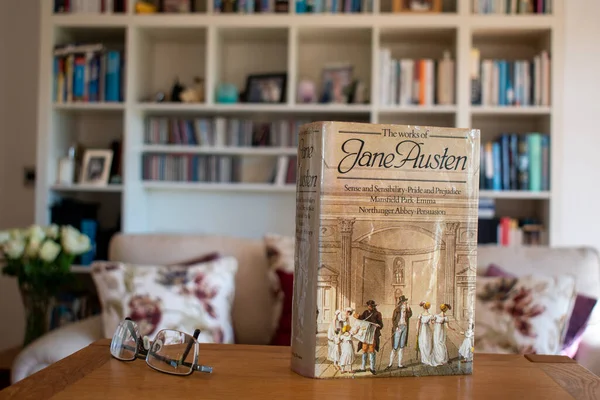 Ideford, Devon, İngiltere. 15 Nisan 2023. Jane Austen 'ın eserleri. Resim, yumuşak odaklı bir kitaplık arka planına göre ayarlanmış. Ön kapağa seçici odaklanma.