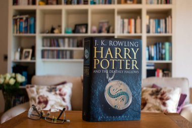 Ideford, Devon, İngiltere. 15 Nisan 2023. Harry Potter ve Ölümcül Cadılar Bayramı, yazan J K Rowling. Karanlık kapak baskısı. Yumuşak odaklı bir kitaplık arka planına göre ayarlandı. Ön kapağa seçici odaklanma