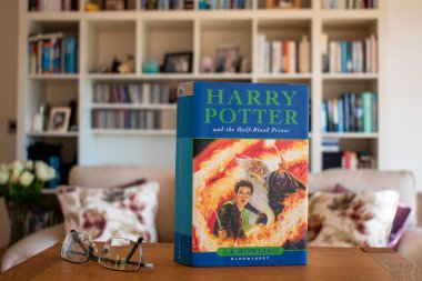 Ideford, Devon, İngiltere. 15 Nisan 2023. Harry Potter ve J K Rowling 'in melez prensi. Resim, yumuşak odaklı bir kitaplık arka planına göre ayarlanmış. Ön kapağa seçici odaklanma.
