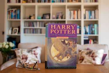 Ideford, Devon, İngiltere. 15 Nisan 2023. Harry Potter ve Azkaban 'ın mahkumu, yazan J. K. Rowling. Resim, yumuşak odaklı bir kitaplık arka planına göre ayarlanmış. Ön kapağa seçici odaklanma.