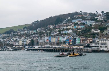 Dartmouth, Devon, uk. 13 Şubat 2023. Dartmouth feribotu Kingswear 'e geçiyor. Dart Nehri' ni geçerken görülen feribotla Devonshire 'daki Kingswear kasabası. Boşluğu kopyala. 