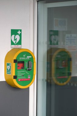 Paignton, Devon, İngiltere. 28 Kasım 2022. Umumi defibrilatör kilitli ama ulaşılabilir bir acil durum kutusunda. Kalp krizi durumunda kullanım için otomatik acil durum defibrilatörü AED. 