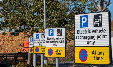 Elektrikli araç nokta işaretlerini şarj ediyor. Bir sıra EV nokta bilgi panolarını bir satırda şarj ediyor. Kopyalama alanı olan editör resmi. Yeni Enerji Aracı şarj ve altyapı. Mesafe endişesi