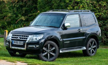 Banwell, Kuzey Somerset, İngiltere. 20 Eylül 2022. Mitsubishi Savaşçısı Barbar SWB Black özel versiyonu. Japon 4x4 lüks arazi aracı. Tüm arazide dört teker çekiş. Parlak siyah 4 'e 4.