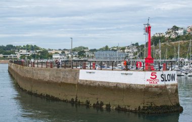 Torquay, Devon, uk. 12 Eylül 2022. Limanın duvarında, yolcu feribotu liman girişinden çıkarken 5 KNOTS maksimum güvenlik uyarısı var. Kırmızı işaret kulesi liman girişini gösteriyor.. 