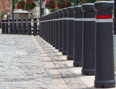 Exeter, Devon, İngiltere. 4 Ağustos 2022. Kırmızı ve beyaz yansıtıcı bantlı büyük siyah çizgiler. Yol güvenliği ve trafik yönetimi. Yaya kaldırımlı bir alanı bir yoldan ayırmak.