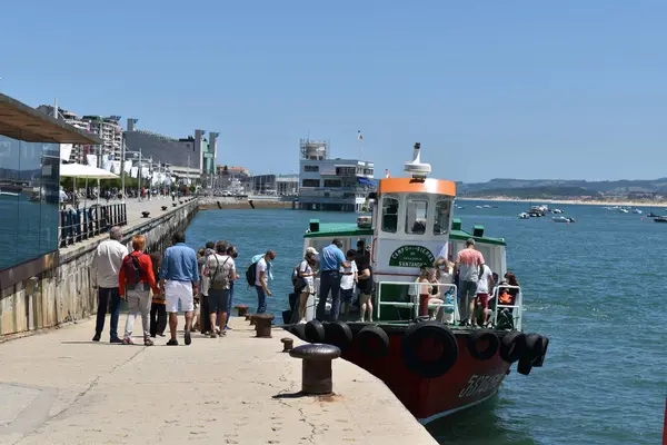 Santander, İspanya. 29 Haziran 2022. Yolcular bir günlük deniz yolculuğu için feribota biniyorlar. Tekneye binmeden önce sabırla kuyruğa girerler. Güneşli hava ve mavi deniz büyüleyici bir tablo oluşturur.. 