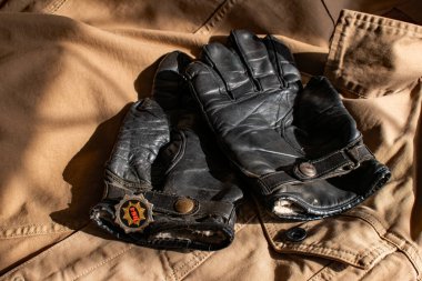 Banwell, Devon, uk. 19 Temmuz 2022. Eski motosiklet eldivenleri BSA rozeti. BSA rozetine odaklan. Orijinal renkli, canlı BSA rozetli hakiki kısa siyah sert motosiklet eldivenleri.