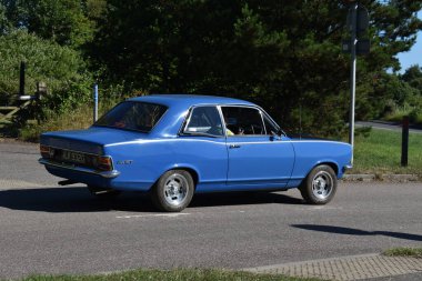 Powderham, Devon, İngiltere. 9 Temmuz 2022. Vauxhall Viva GT klasik mavi şapkalı klasik araba. Klasik arabaların tarihi buluşması.