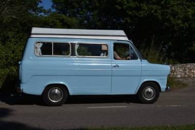 Powderham, Devon, İngiltere. 9 Temmuz 2022. Ford Transit klasik 1960 model mavi kamyonetli karavan. Çatıyı havaya uçur. Tarihi retro motorevi.