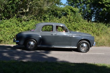 Powderham, Devon, İngiltere. 9 Temmuz 2022. Klasik Rover P4, iki ton gri. 1960 'ların klasik bar arabası..