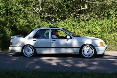 Powderham, DEvon, İngiltere. 9 Temmuz 2022. Ford Sierra Cosworth beyazlar içinde. Koleksiyonlanabilir hızlı Ford. Klasik arabaların tarihi buluşması.