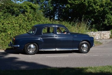 Powderham, Devon, İngiltere. 9 Temmuz 2022. Rover P4 model koyu mavi bir araba. Sıcak bir yaz gününde kır yolunda araba sürerken resmedildi. Klasik arabaların tarihi bir araya gelişi.. 