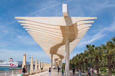 Malaga, İspanya. 30 Mayıs 2022. Malaga 'daki Muelle Uno' nun mimarisi. Bu yoğun sahneyi turistler dolduruyor ve limandan bir feribot ayrılabiliyor. Yapı öğle güneşinde iyi aydınlatılır..