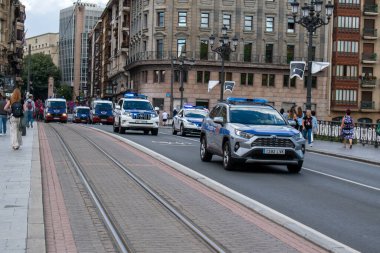 Bilbao, İspanya. 23 Haziran 2022. İspanya 'nın Bilbao kentinde polis araçları yolu kapatırken, protestocular sanayi grevi çağrısında bulundu. 