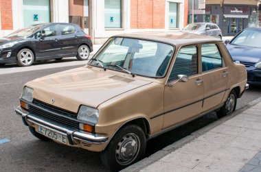 Leon, İspanya. 14 Haziran 2022. Klasik Renault 7 TL arabası. Leon 'da bir caddede yola çıkmaya değer klasik bir Fransız arabası. Renault 5 'e dayanıyor ama bagajı var.. 