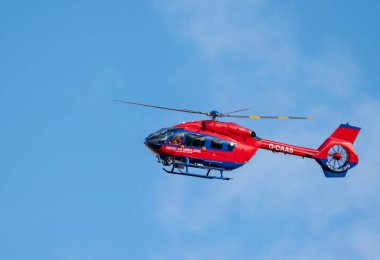 Exmouth, Devon, İngiltere, 2 Şubat 2022. Devon hava ambulansı Exmouth Devon 'da mavi gökyüzünde uçuyor..