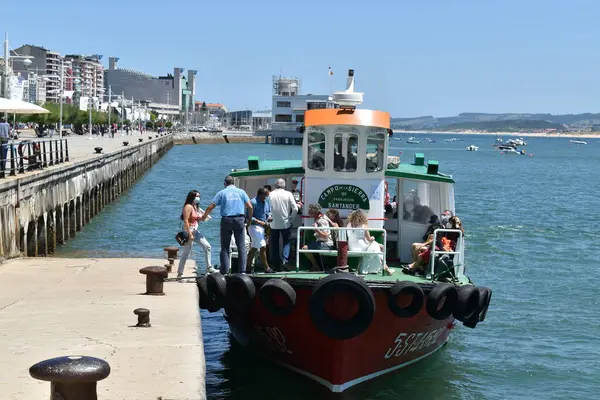 Santander, İspanya. 29 Haziran 2022. Santander tekne gezisinden önce gemiye binen yolcular. Siyah maske takan bir kadın tekneye bindi.. 