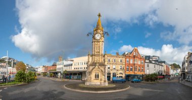 Torquay, Devon, uk. 11-05-23. Torquay saat kulesi geniş açılı panorama yayaya çarpmadan önce Torwood caddesinden Fleet st 'e kadar olan bölgeyi gösteriyor.. 