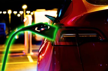 Parlak şarj kablosu takılı bir EV elektrikli araç. Arabaya aktarılan elektrik kablosundan yeşil bir eko ışıltısı yayılıyor..