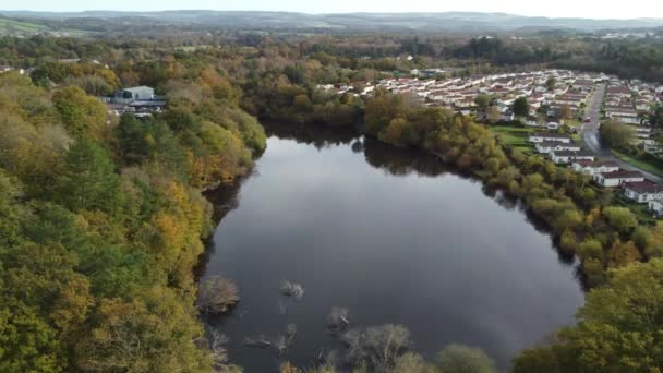 Αεροφωτογραφία Panning Ενός Πάρκου Σπίτι Site Μια Γραφική Λίμνη Οικονομικά — Αρχείο Βίντεο