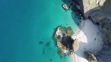 Playa de Los Muertos 'un insansız hava aracı görüntüleri. Drone at nalı şeklindeki bu şaşırtıcı güzellikteki kumsala bakıyor. Çerçevenin yarısı beyaz kum ve mavi deniz manzaralı.