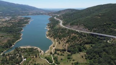 Almendra Rezervuar hava aracı görüntüleri muhteşem mavi suyu gösteriyor ve sonra ana yolu trafik akışı ile göstermek için dönüyor.. 